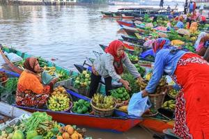 banjarmasin, Indonesia, marzo 22, 2014, transazioni su il galleggiante mercato. foto