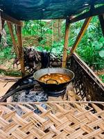 pollo curry cucinando. foto