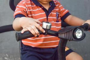 poco carino autista su il suo nuovo bicicletta . sport e mezzi di trasporto fotografia foto