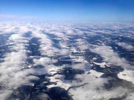 aereo Visualizza di bianca snowscape e Cloudscape copertura paesaggio sotto nel inverno, sfondo, nel bianca, Scandinavia, artico cerchio foto