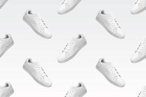 modello di bianca scarpe da ginnastica isolato su bianca sfondo. allegro paio di scarpe per modello. alla moda elegante gli sport casuale scarpe. moderno e minimalista sfondo di moda stile di vita. foto