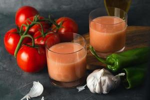 tipico spagnolo pomodoro la minestra andaluso Gazpacho con fresco pomodori, verde peperoni e aglio. bicchiere di delizioso Gazpacho con copia spazio. foto