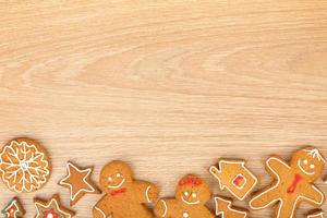 vari biscotti fatti in casa di pan di zenzero di Natale