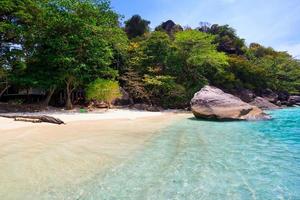 spiaggia di mare cristallino tropicale, isole similan, andamane, t foto