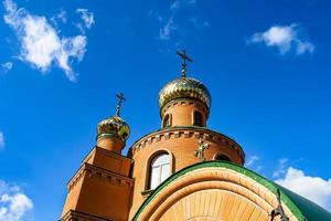 chiesa cristiana croce nell'alta torre del campanile per la preghiera foto