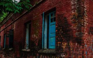 vecchio rosso colore edificio nel natura raccolta polvere foto