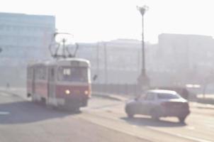 sfocato paesaggio di autostrada con macchine e tram nel nebbioso mattina foto