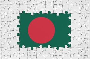 bangladesh bandiera nel telaio di bianca puzzle pezzi con mancante centrale parte foto