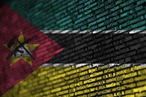 mozambico bandiera è raffigurato su il schermo con il programma codice. il concetto di moderno tecnologia e luogo sviluppo foto