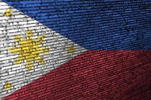 Filippine bandiera è raffigurato su il schermo con il programma codice. il concetto di moderno tecnologia e luogo sviluppo foto
