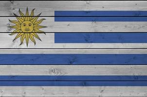Uruguay bandiera raffigurato nel luminosa dipingere colori su vecchio di legno parete. strutturato bandiera su ruvido sfondo foto
