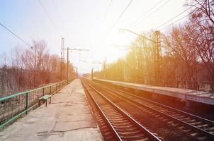 un' ferrovia stazione con piattaforme per in attesa per treni foto