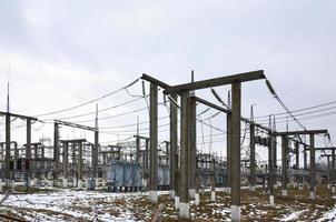 energia pianta è un' stazione di trasformazione. un' lotto di cavi, poli e fili, trasformatori. elettro-energia. foto