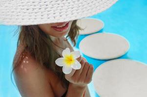 giovane donna con fiori di bouganville foto