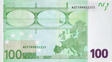 posteriore parte di 100 Euro banconota avvicinamento con piccolo verde dettagli foto