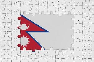 Nepal bandiera nel telaio di bianca puzzle pezzi con mancante centrale parte foto