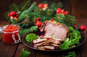 Natale al forno prosciutto e rosso caviale, servito su il vecchio di legno tavolo. foto