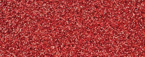 un' enorme quantità di rosso decorativo paillettes. sfondo struttura con brillante, piccolo elementi quello riflettere leggero nel un' casuale ordine. luccichio struttura foto