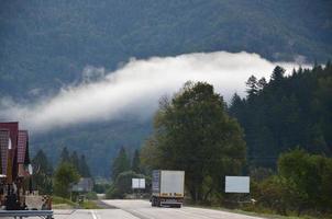 asfalto strada nel il montagnoso terreno nel il mattina foto