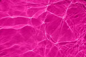 defocus sfocato trasparente viola colorato chiaro calma acqua superficie struttura con spruzzata, bolla. splendente viola acqua ondulazione sfondo. superficie di acqua nel nuoto piscina. viola bolla acqua splendore. foto