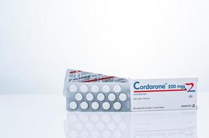 chonburi, Thailandia-settembre 23, 2022 cordarone nel bolla imballare e carta scatola confezione. sanofi Prodotto. amiodarone bianca tavoletta pillole per trattamento aritmie. prescrizione droghe. farmaceutici. foto