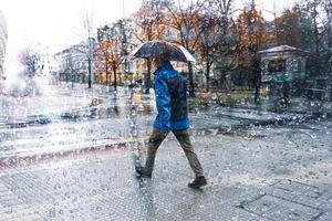 persone con un ombrello nel piovoso giorni nel bilbao città, basco nazione, Spagna foto