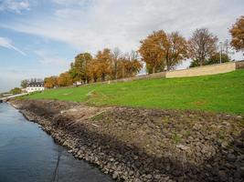 il Reno fiume e il città di dusseldorf foto