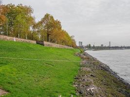 il Reno fiume e il città di dusseldorf foto