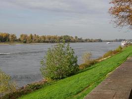 il Reno fiume e il città di dusseldorf foto