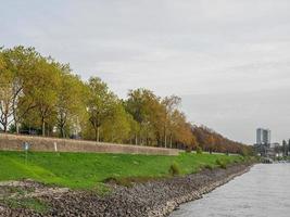 il Reno fiume e il città di dusseldorf foto