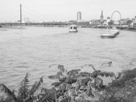 il Reno fiume e il città di dusseldorf foto