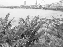 il città di dusseldorf a il Reno fiume foto