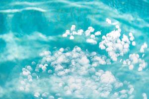 bokeh leggero sfondo nel il piscina. naturale bokeh blu acqua, soleggiato astratto avvicinamento sognare viaggio estate vacanza macro acqua superficie. naturale sfocatura bokeh blu mare macro sfondi. foto
