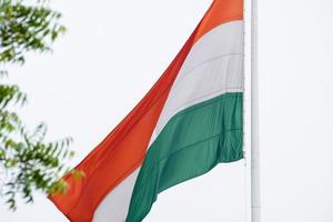 sventolando la bandiera indiana, bandiera dell'india, bandiera indiana che svolazza in alto a connaught place con orgoglio nel cielo blu, bandiera indiana, har ghar tiranga, sventolando la bandiera indiana foto