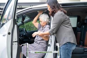 aiutare e sostenere la donna anziana o anziana asiatica anziana paziente a piedi con walker prepararsi a raggiungere la sua auto, concetto medico sano e forte. foto