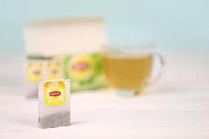 Kharkov, Ucraina - dicembre 8, 2020 Lipton classico verde tè borse. Lipton è un' Britannico marca di tè Di proprietà di unilever e pepsico foto