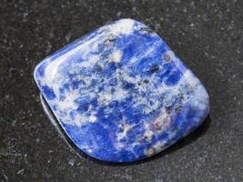 lucidato sodalite pietra preziosa su buio sfondo foto