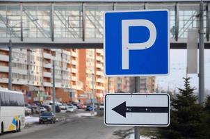 parcheggio sinistra. traffico cartello con il lettera p e il frecce per il sinistra foto