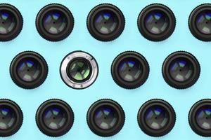 un' pochi telecamera lenti a contatto con un' chiuso apertura menzogna su struttura sfondo di moda pastello blu colore carta foto