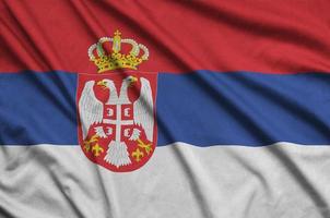 Serbia bandiera è raffigurato su un' gli sport stoffa tessuto con molti pieghe. sport squadra bandiera foto