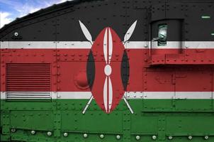 Kenia bandiera raffigurato su lato parte di militare blindato serbatoio avvicinamento. esercito forze concettuale sfondo foto