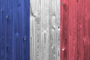 Francia bandiera raffigurato nel luminosa dipingere colori su vecchio di legno parete. strutturato bandiera su ruvido sfondo foto