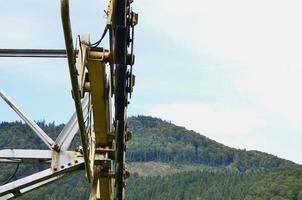 il cavo auto sistema su il sfondo di montare makovitsa, uno di il carpazi montagne foto