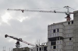 edificio in costruzione con gru foto