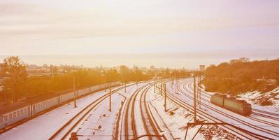 inverno paesaggio con un' ferrovia treno contro un' nuvoloso cielo sfondo foto