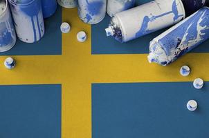 Svezia bandiera e pochi Usato aerosol spray lattine per graffiti la pittura. strada arte cultura concetto foto