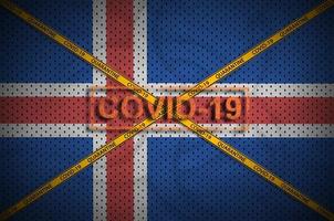 Islanda bandiera e covid-19 francobollo con arancia quarantena confine nastro attraversare. coronavirus o 2019-ncov virus concetto foto