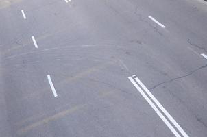 danneggiato cattivo asfalto strada con buche. toppa riparazione di asfalto foto