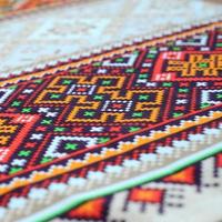tradizionale ucraino popolare arte a maglia ricamo modello su tessile tessuto foto