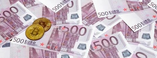 bitcoin al di sopra di mucchio di cinque centinaio Euro banconote. tradizionale i soldi contro criptovaluta concetto. oro moneta sopra 500 Euro fatture. vicino su foto